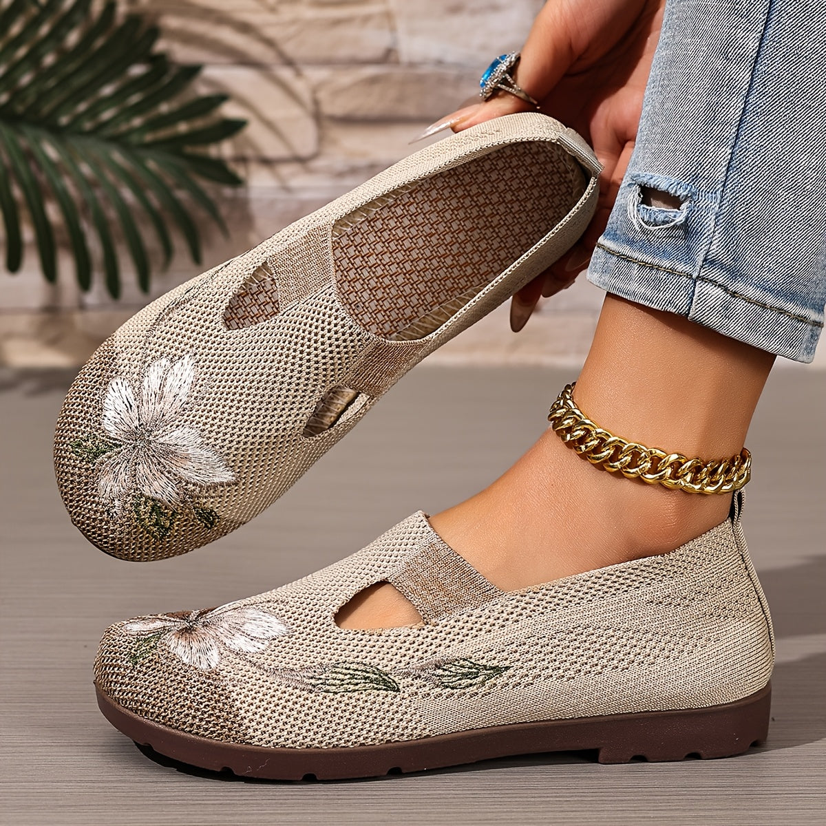 Women's embroidered slip-on flats in green and black