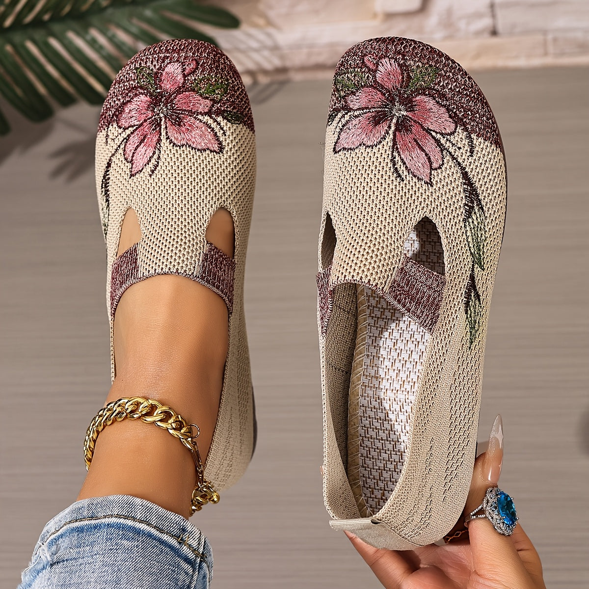 Women's embroidered slip-on flats in green and black