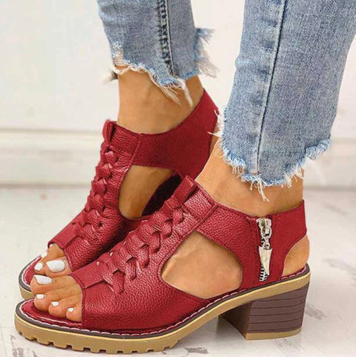 Sandals With Block Heel And Lace-Up Strap 3