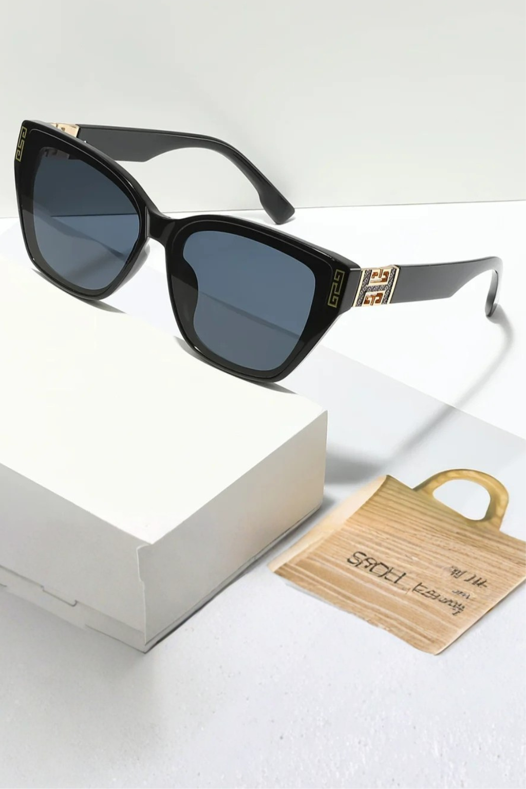 Women's cat eye sunglasses with gradient lenses and gold detail