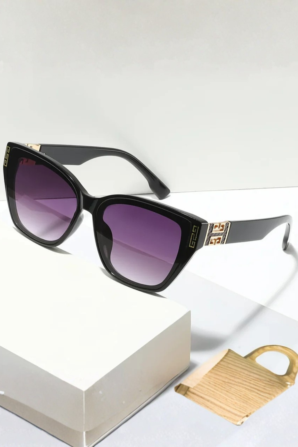 Women's cat eye sunglasses with gradient lenses and gold detail