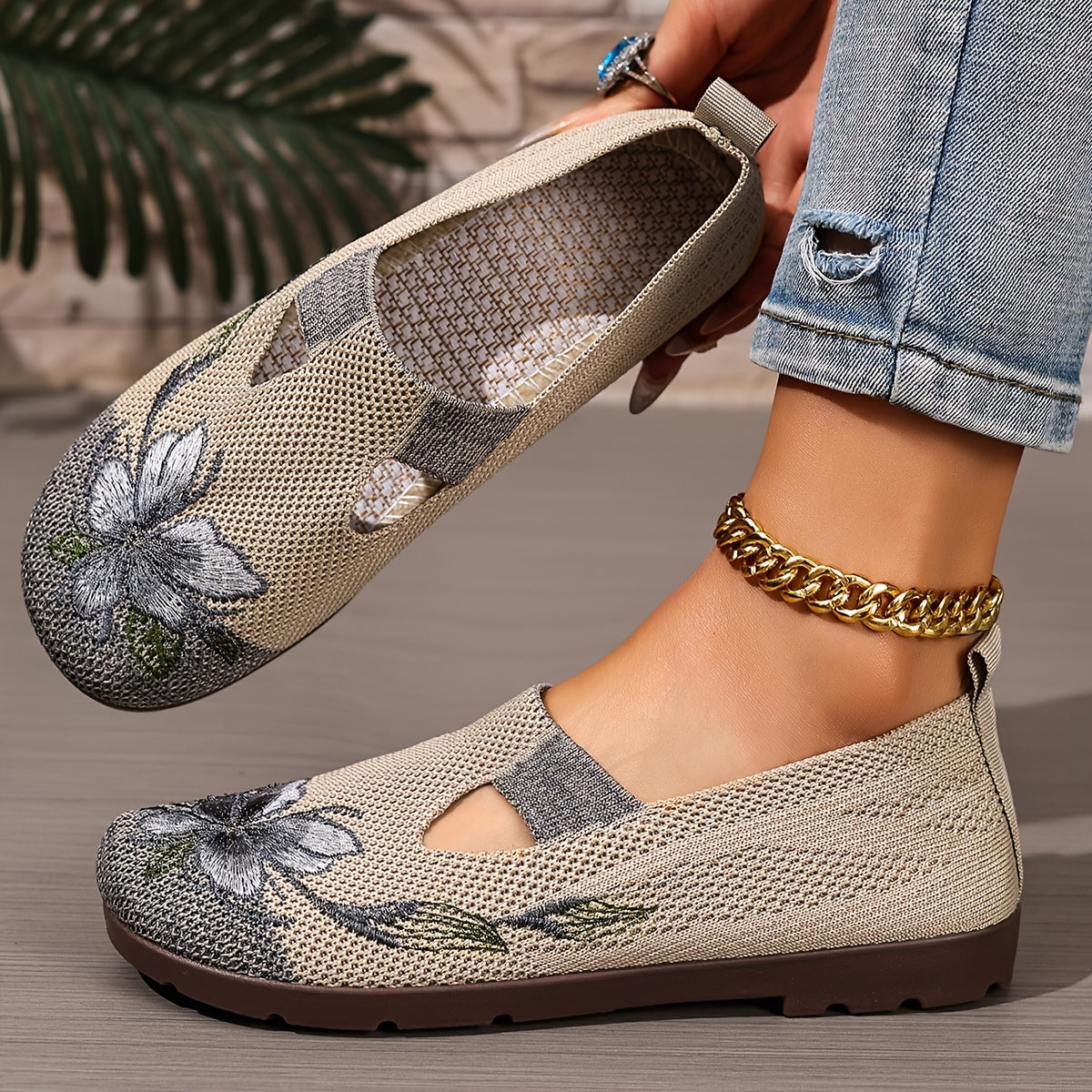 Women's embroidered slip-on flats in green and black