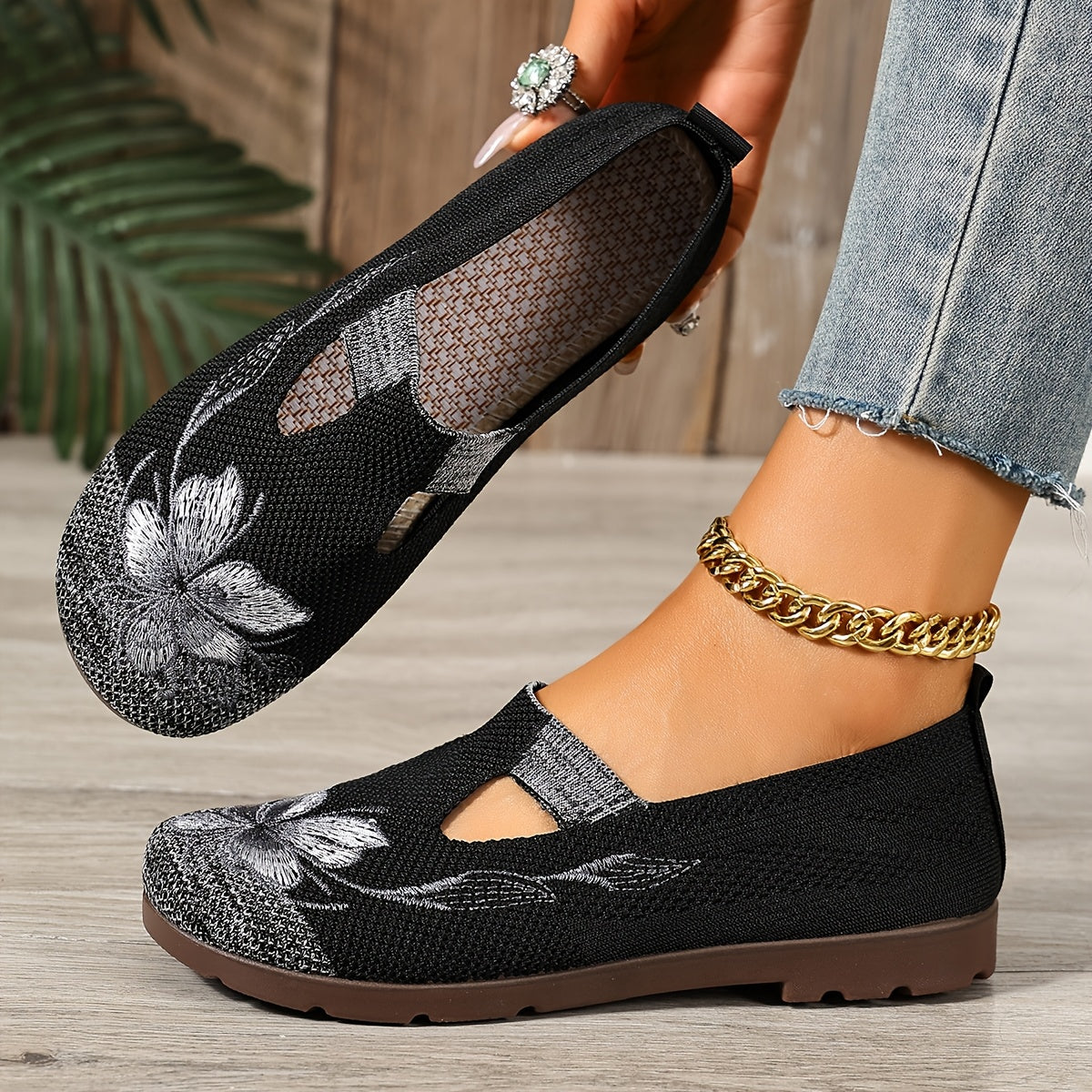 Women's embroidered slip-on flats in green and black