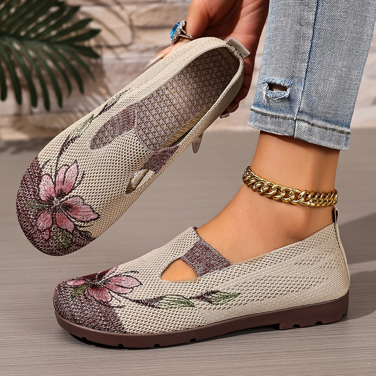 Women's embroidered slip-on flats in green and black