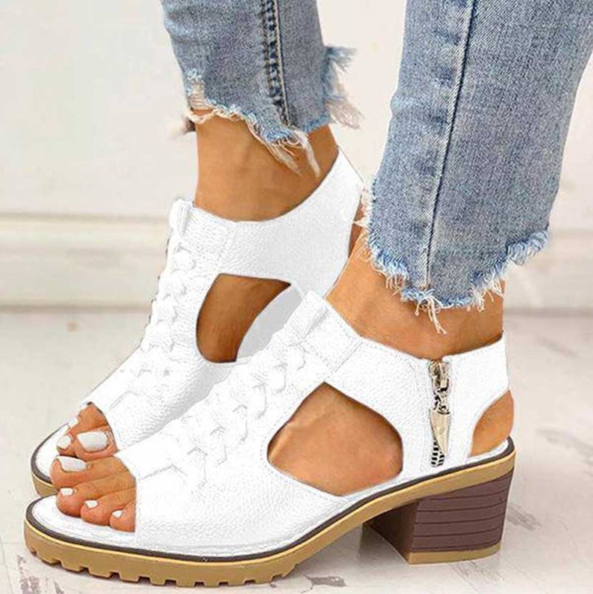 Sandals With Block Heel And Lace-Up Strap 2